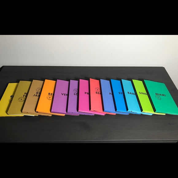 17 LOUIS VUITTON Travel guides - Picture 1 of 6